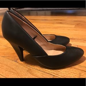 Black faux leather pumps